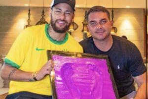 Neymar é 'cancelado' por fãs após foto com Flávio Bolsonaro