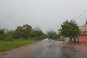Vídeo: chuva forte provoca pontos de alagamento na Thyrson de Almeida