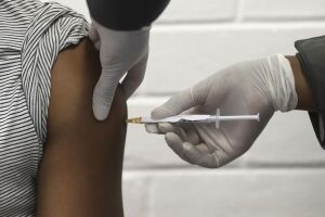 Avião sai do Brasil para buscar 2 milhões de doses da vacina de Oxford na Índia