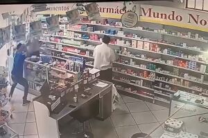 Vídeo: polícia identifica criminosos que tentaram assaltar farmácia e atiraram na parede