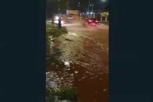 Vídeo: avenida vira 'rio de lama' após chuva forte no Aero Rancho
