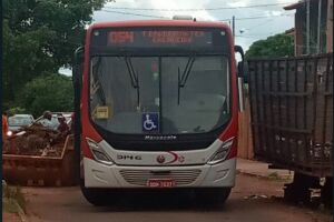 Vídeo: ônibus bate em caçamba em rua ocupada por carroceria de caminhão na Nhá Nhá