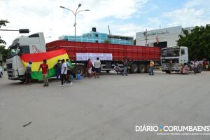 Caminhoneiros bolivianos bloqueiam transporte de cargas na divisa com Corumbá
