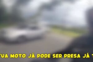 Vídeo: parado em blitz, motociclista grava extorsão por PMs no RJ