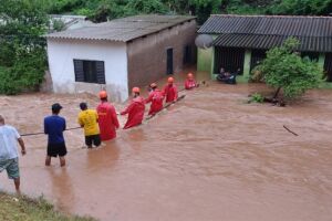 Vídeo: Corumbá sofre com chuva intensa e Bombeiros resgatam moradores