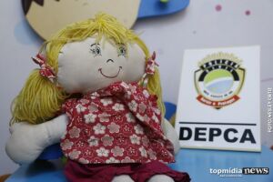 Pedreiro agarra, força beijo em criança de 9 anos e foge usando escada para pular muro