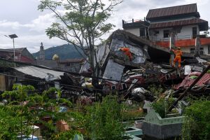 Sobe para 73 número de mortos após terremoto na Indonésia