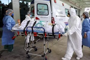 Membros de equipe de saúde transportam paciente de Covid-19 em Manaus