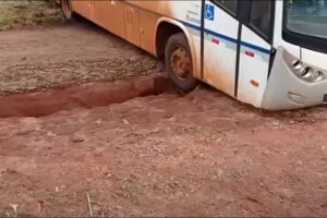 Ônibus fica atolado em cratera aberta pela chuva em MS