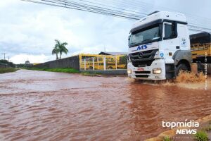 Vídeo: chuva forte deixa pistas laterais da Gury Marques alagadas
