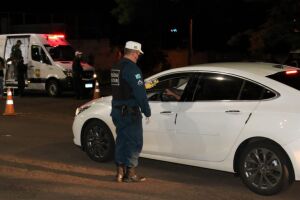 Operação na Orla Morena recolhe 14 carteiras de motoristas e dois carros