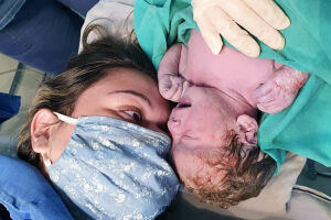 Bebê nasceu pesando 3,160 kg e 48 centímetros, de parto por cesariana.
