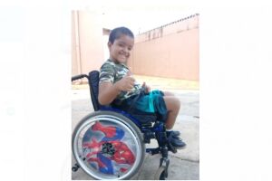 O pequeno garoto precisa trocar a cadeira de rodas