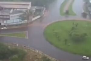 Vídeo mostra em câmera acelerada alagamento da rotatória da Rachid Neder com Ernesto Geisel