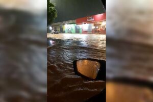 Vídeo: após chuva, rua Cachoeira do Campo fez jus ao nome e enxurrada formou ondas no Caiobá