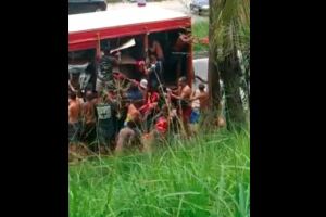 Pobreza justifica? Vídeo mostra moradores saqueando caminhão de cerveja no subúrbio do RJ