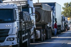 Insatisfeitos com preço do diesel, caminhoneiros prometem greve maior que a de 2018