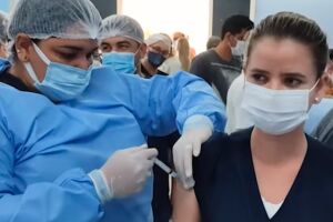 Vacinação começa em Aquidauana e técnica de enfermagem se emociona: 'muito feliz'