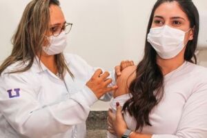 Secretária de saúde de Sonora ‘fura fila’ e é vacinada contra covid-19 aos 25 anos