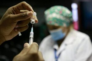 Clínicas particulares fecham acordo para comprar 5 milhões de doses da vacina indiana