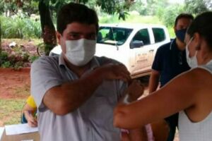 Prefeito que tomou vacina contra covid em Nioaque é profissional de saúde e foi incentivar indígenas