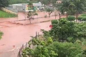 Motorista mostra desespero ao ficar preso em alagamento; assista