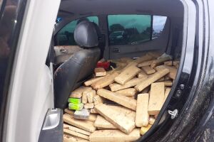 Traficante atola camionete na lama e abandona carro com 390 quilos de maconha em Bonito