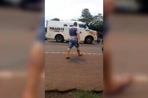 Cena de filme: carro de transportadora é alvo de bandidos fortemente armados no Paraguai