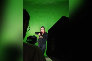 Danielle atua em escolas, igrejas e propagandas políticas, levando inclusão à pessoa surda.