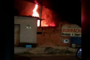 Incêndio começa em borracharia e atinge casa em Ponta Porã