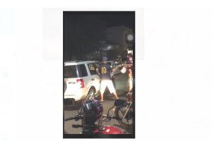 Homem tentou quebrar vidro de carro com capacete