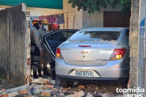 Carro bate em caminhonete, derruba muro e invade casa no Santo Amaro