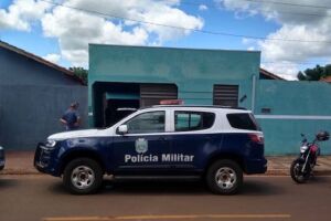 Mulher é assassinada com facadas no pescoço no sofá de casa em Maracaju