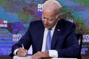 Biden recebe dossiê que sugere cancelar acordos e negociações com Governo Bolsonaro