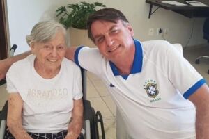 Bolsonaro diz que votou 'sim' para mãe de 93 anos tomar vacina