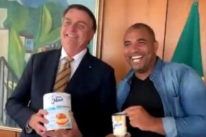 Investigado no inquérito dos atos antidemocráticos entrega leite condensado gigante para Bolsonaro