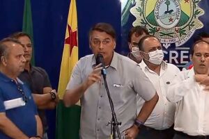 Bolsonaro fala sobre vacinas ao visitar o Acre