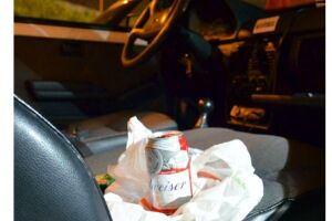 Bêbado tenta furar bloqueio policial com carro recheado de bebidas no Monte Castelo