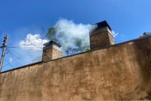 Vídeo: fumaça de restaurante invade casa no Taveirópolis e dono lamenta pelas crianças com bronquite
