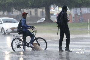Chuva pegou ciclista de surpresa no centro