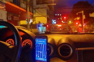 Corrida maluca: motorista de app leva socos e tapas de passageira e viagem termina na polícia