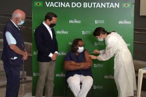 Primeira vacinada no Brasil recebe 2ª dose do imunizante contra covid
