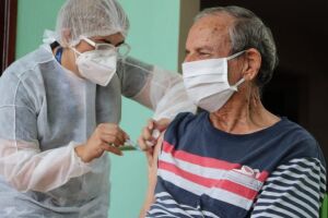 Vacinação para idosos acima dos 80 anos acontece durante o mês de fevereiro