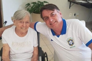 A mãe do presidente Jair Bolsonaro, Olinda Bunturi Bolsonaro, de 93 anos, se vacinou às 10h30 desta sexta-feira (12) em casa, na região central de Eldorado, no interior paulista