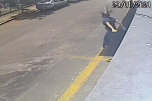 Mulher pula de janela de prédio para fugir de estupro; veja o vídeo