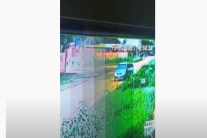 Câmeras de segurança de um vizinho registrou a ação