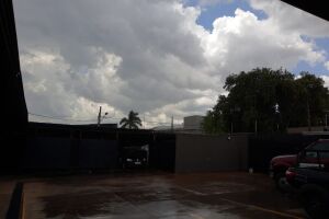 Mesmo sem previsão, pancadas de chuva retornam em Campo Grande