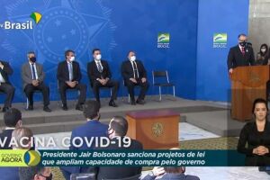 Bolsonaro e ministros usaram máscaras em evento