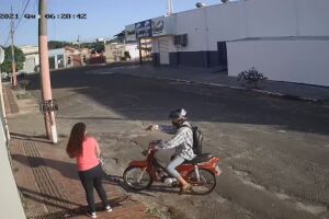 Vídeo: pedestre é rendida por suspeito armado e perde celular no Guanandi