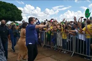 Bolsonaro acena para apoiadores no dia do seu aniversário